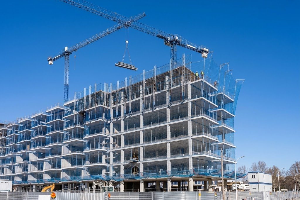 Chantier de bâtiment, structure en béton armé